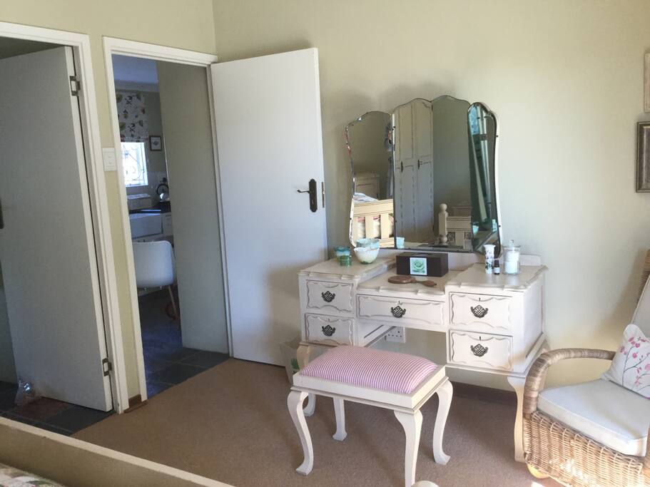 Doors leading to bathroom en suite and kitchenette