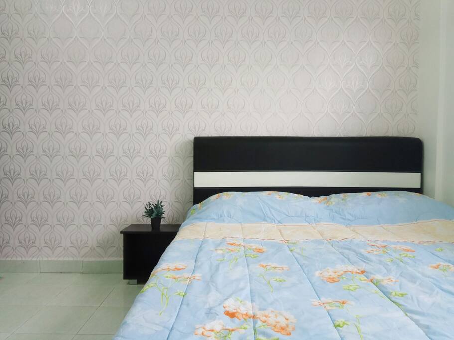 Master Bedroom with Queen Bed