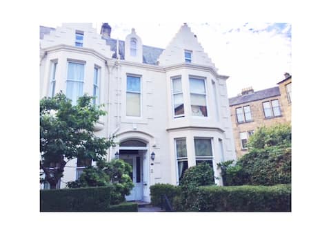 Popular Airbnb listing: Perfect little West End Hideout in Govan