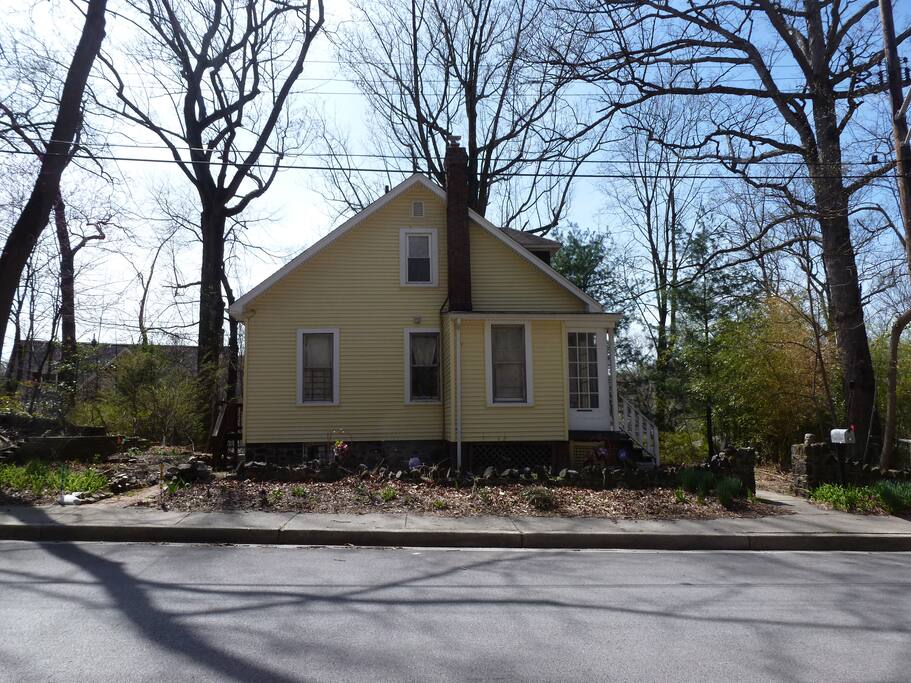 There is plenty of parking and easy access to the house (few stairs) through the back