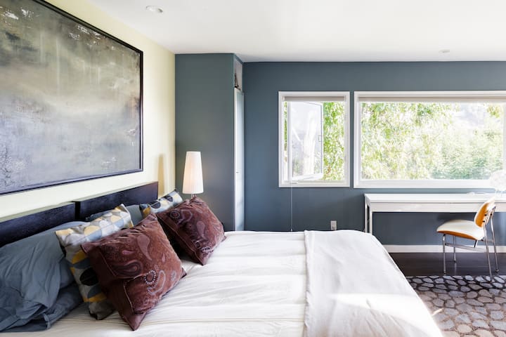 Serenity in an Architectural Masterpiece with Walls of Glass gallery image 5