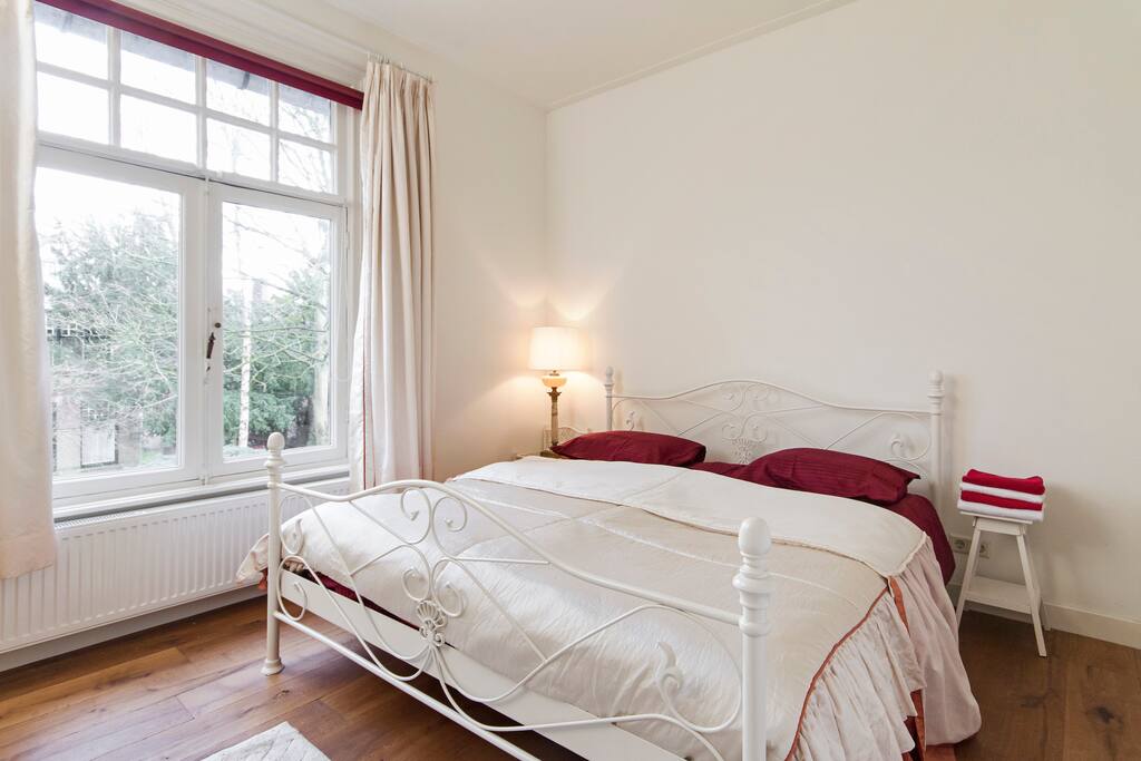Slaapkamer met hang en een legkast.trtfxgvg