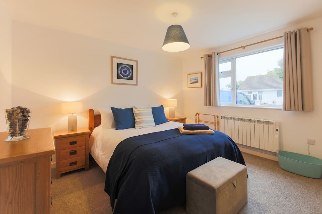 Both Kingsize beds are bespoke solid oak with matching furniture, 100% cotton linen and blackout blinds.