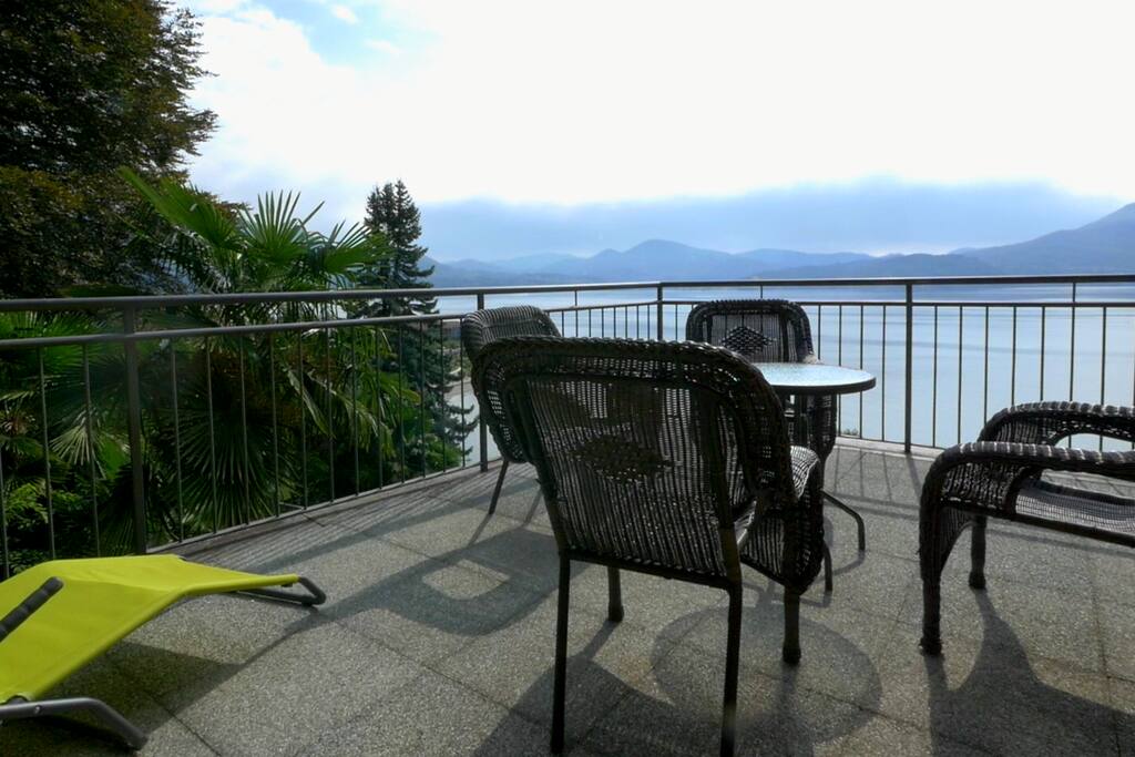 Ampia terrazza privata vista lago