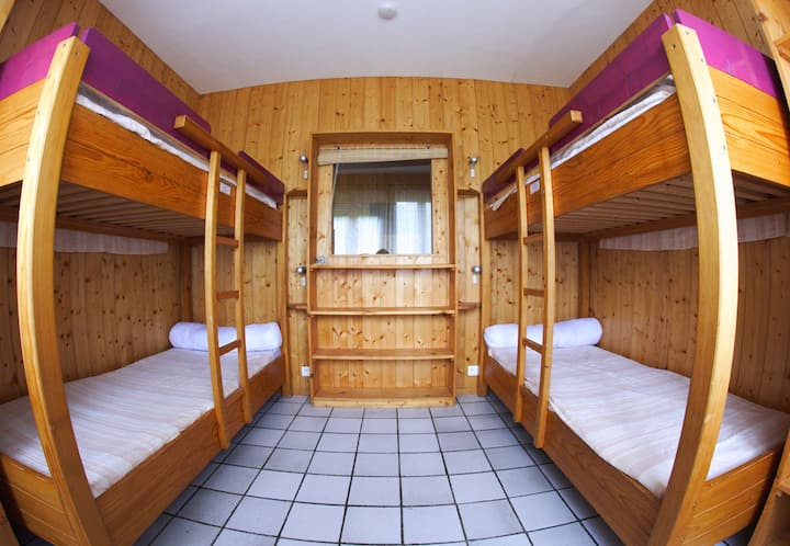 Bež soba, 4 kreveta