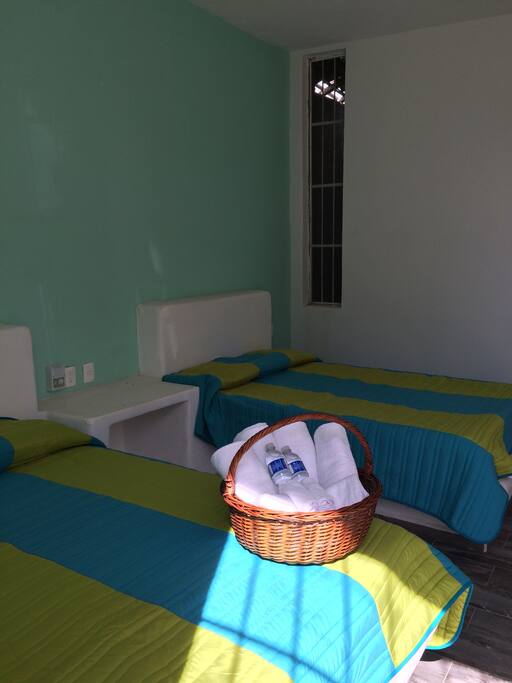 Habitación con cama matrimonial y king size