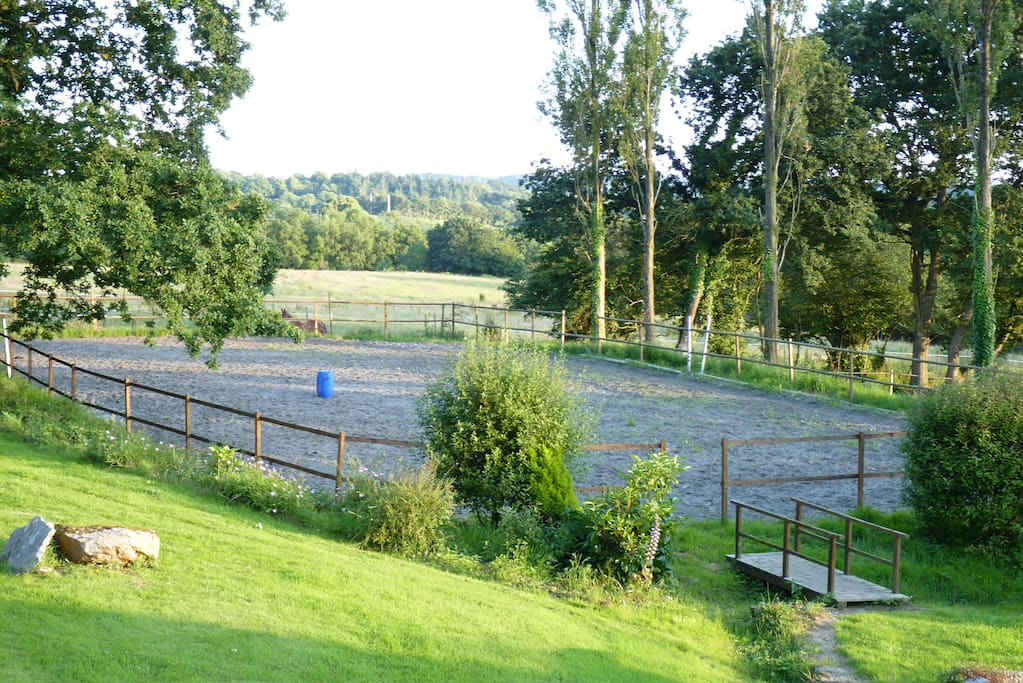 Le jardin et la carrière pour les chevaux