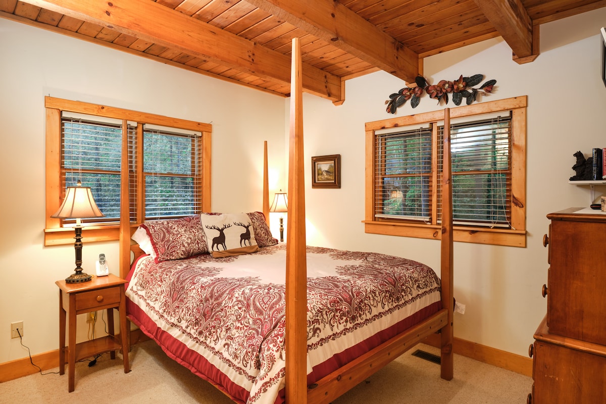 Брачна спална соба на долниот кат.