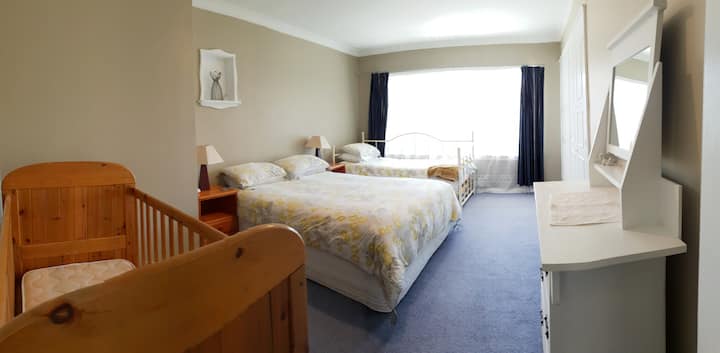 Hauptschlafzimmer - 1 Queensize-Bett, 1 Einzelbett mit Ausziehbett, 1 Babybett