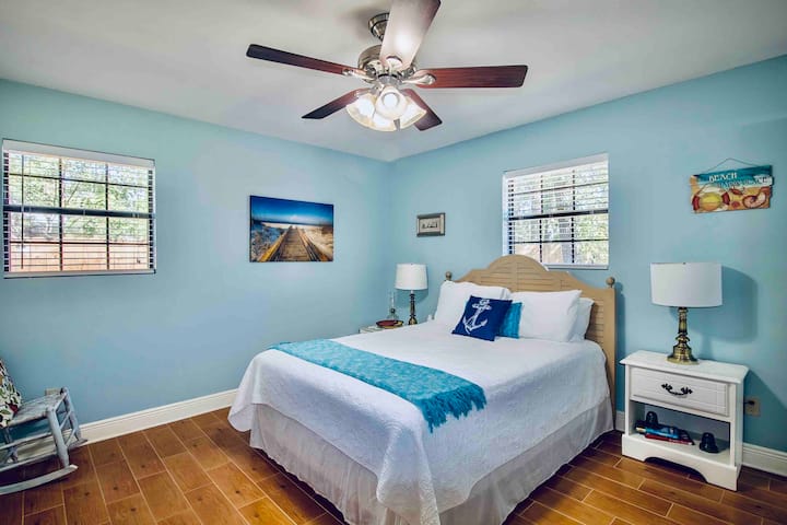 มาสเตอร์พร้อมเตียงควีนไซส์และห้องน้ำในห้องสวีท 1/2