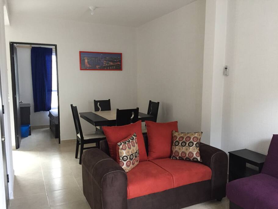La sala incluye un sofá con un bajo cama
