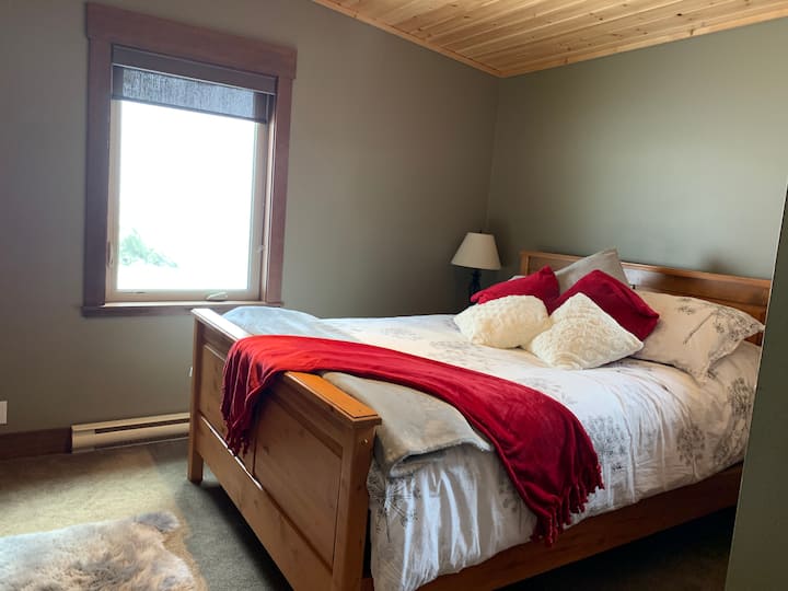 Chambre principale : lit Queen Size et salle de bain attenante