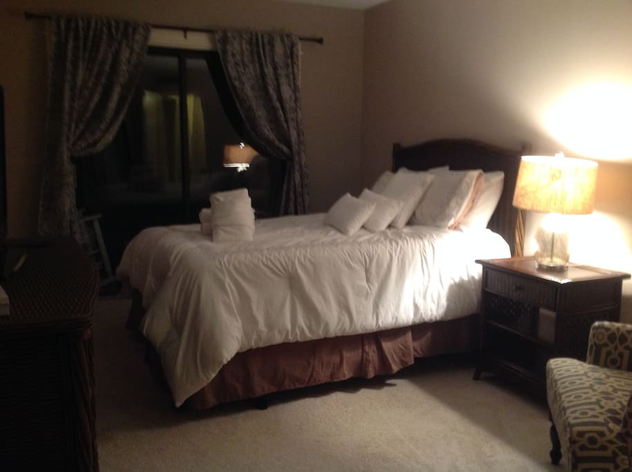 Bedroom w queen bed and balcony