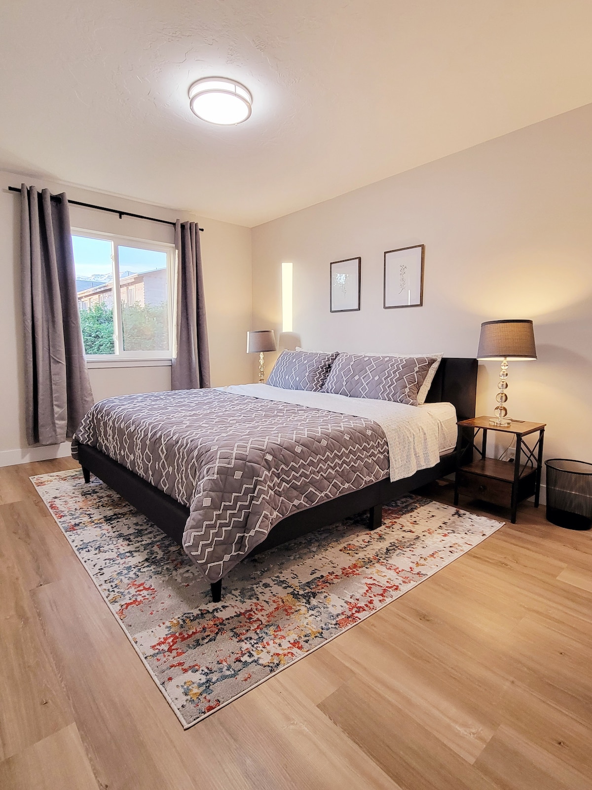 Chumba cha kulala cha msingi cha Darling na bafu lililounganishwa. Chumba hiki cha kulala kina kitanda cha ukubwa wa kifalme, chenye meza mbili za kulala kila upande. Chumba hiki cha kulala pia kina vyumba viwili vya kulala ambavyo hutoa nafasi kubwa ya kuhifadhi. 