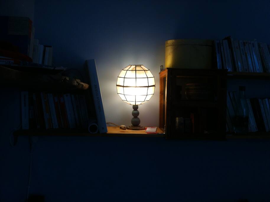 lampe de chevet en nacre (attention, c'est extrêmement fragile)
