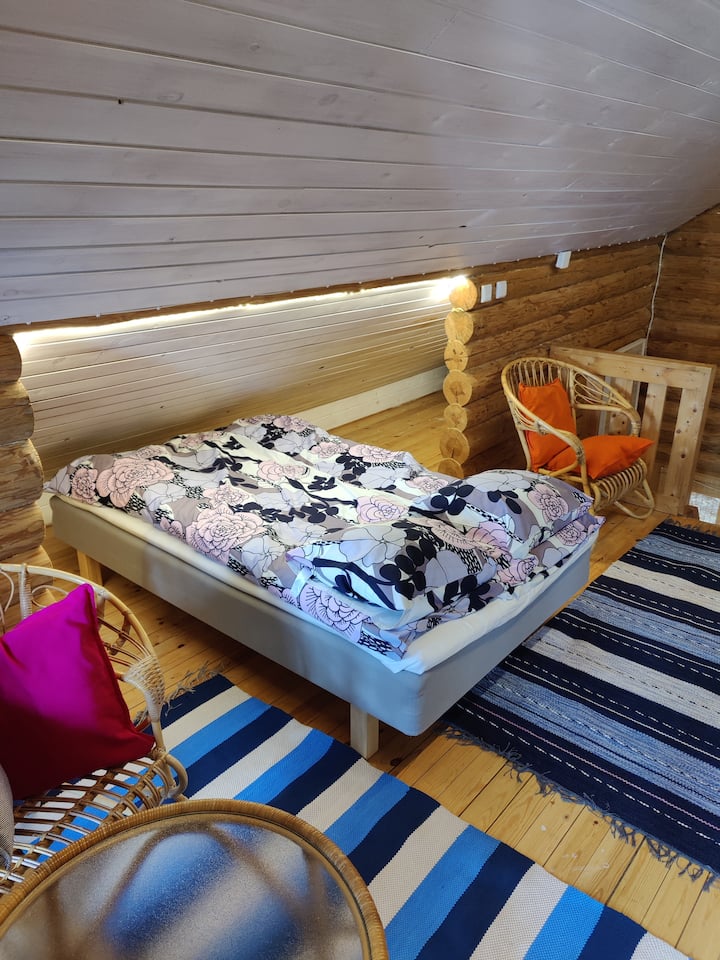 Hay espacio para varios huéspedes arriba. 