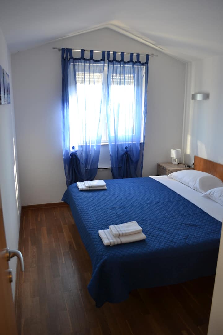 Posteľ veľkosti King s kvalitným matracom vám poskytne skvelý spánok a doplní batérie na celý deň na pláži!