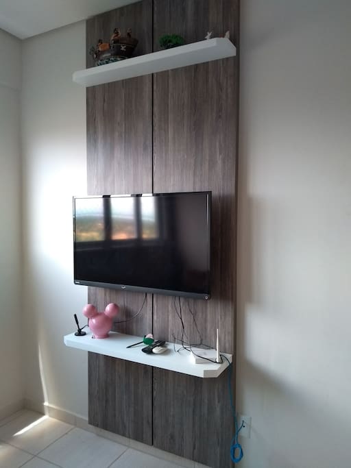 ⏺️Tv na sala, com antena local; roteador com wi-fi.
⏺️Here u can see the television and the modem of wi-fi.