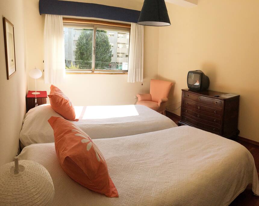 Beautiful, bright and lovely bedroom with cable TV. | Dormitorio hermoso, brillante y encantador con TV. | Chambre belle, spacieuse et lumineuse avec TV câble.