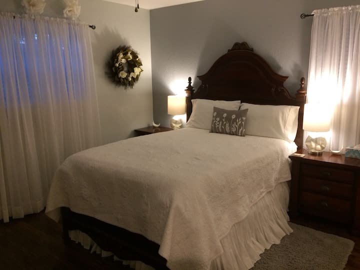 غرفة النوم الرئيسية - تتضمن سريرًا بمقاس كبير وحمام بدش.