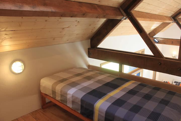 Upstairs platform sleeps 2