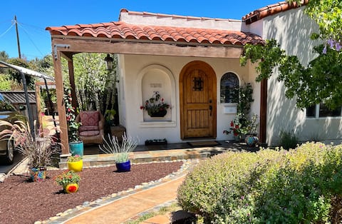 Upscale. Pet friendly. Great location! 6-10 guests