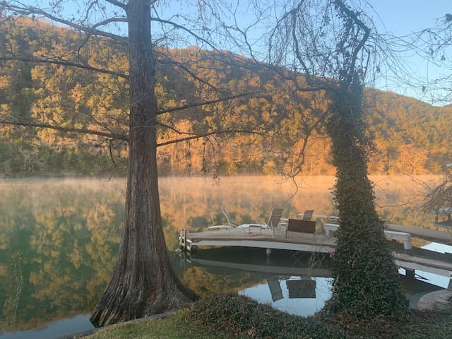 Lake Austin Waterfront with Volleyball and Kayaks