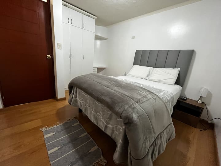 Chambre moderne, lit 2 places, grand placard, télévision intelligente, contrôle vocal, câble et bon éclairage et salle de bain complète.
