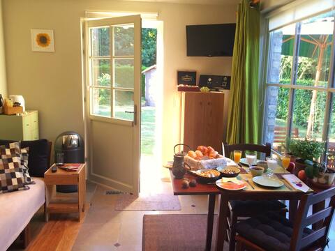 42m² guesthouse, free croissants, bikes & garden !