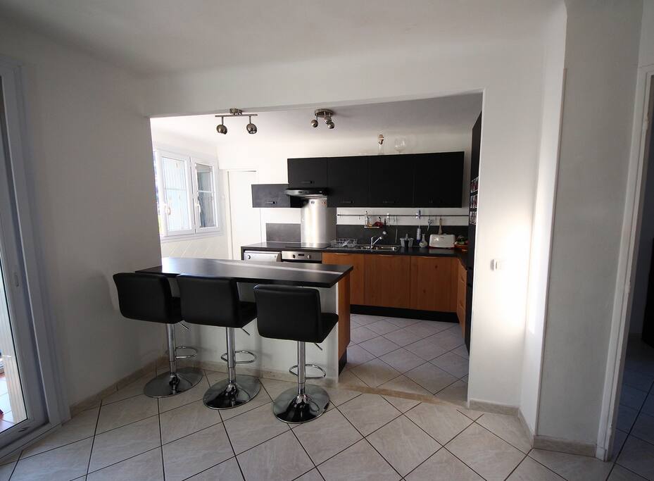 La cuisine ouverte sur le salon.
