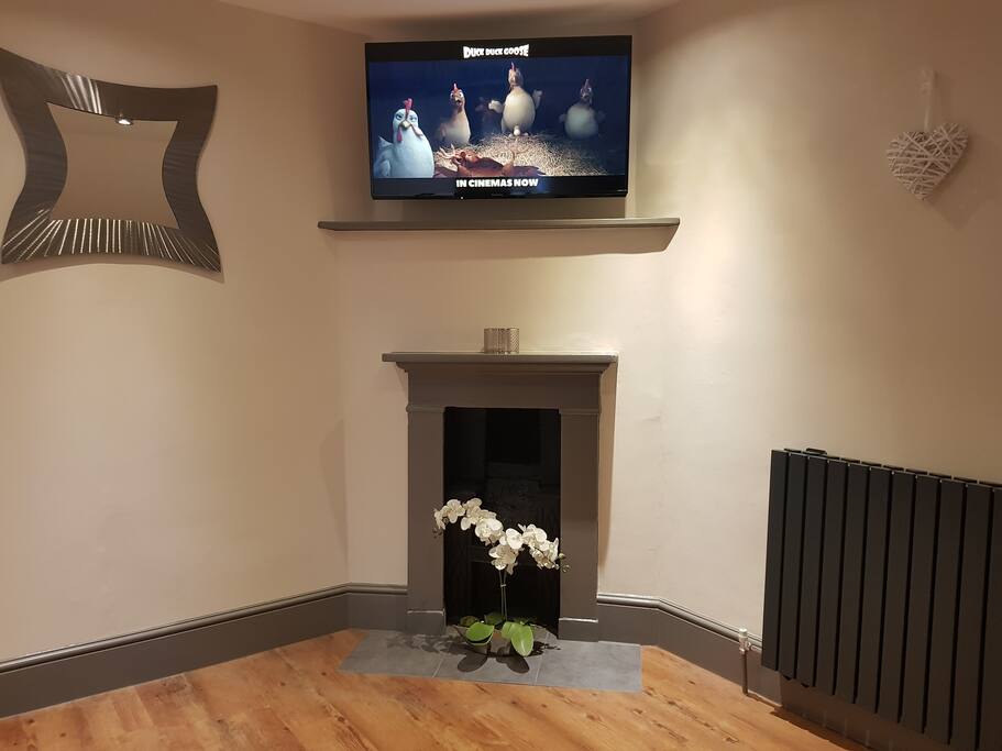 Lounge area with 40" wall mounted flat screen tv.