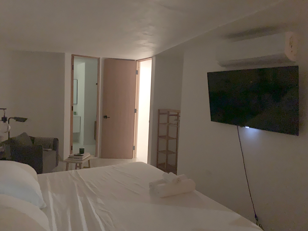 ห้องนอนใหญ่ทีวีขนาด 55 นิ้ว