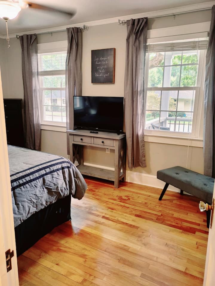 Slobodno upotrijebite klupu u kutu za svoju prtljagu. Tu je i mala šetnja u ormaru s vješalicama koja se također može koristiti.