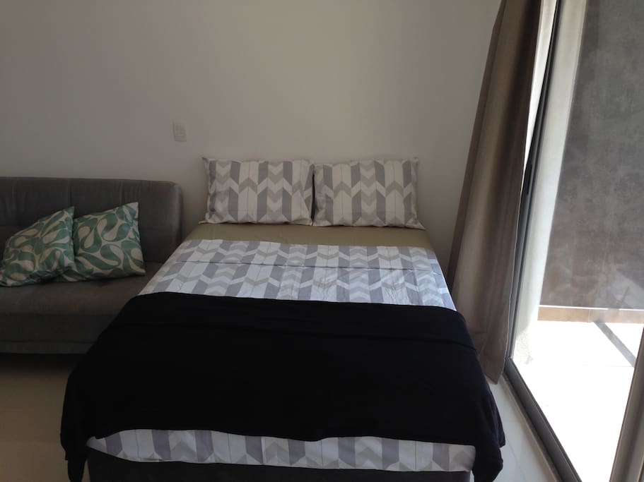 Cama-box super confortável novíssima 138x188x32