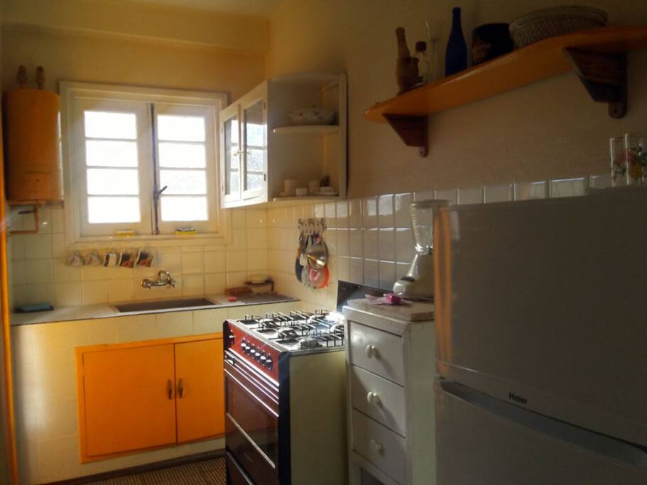 Cocina con todo lo que necesite a su disposición. Kitchen with all that you may need at your service.