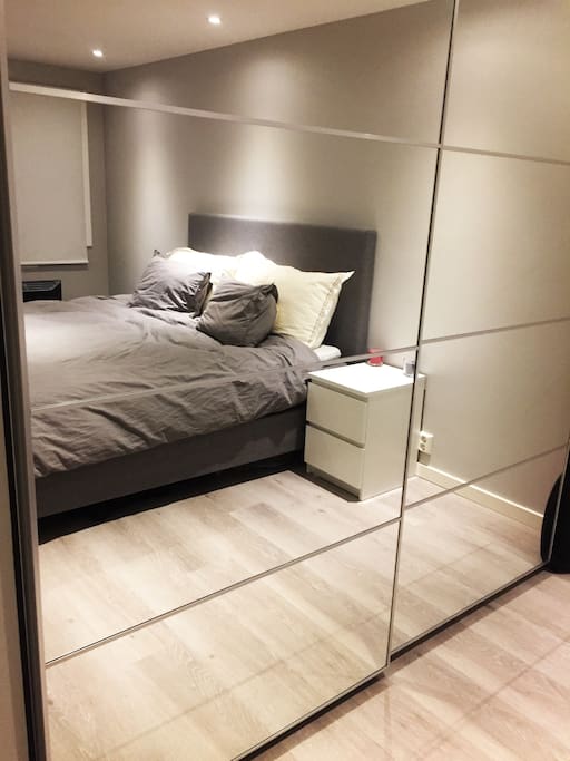 Garderobe med speil