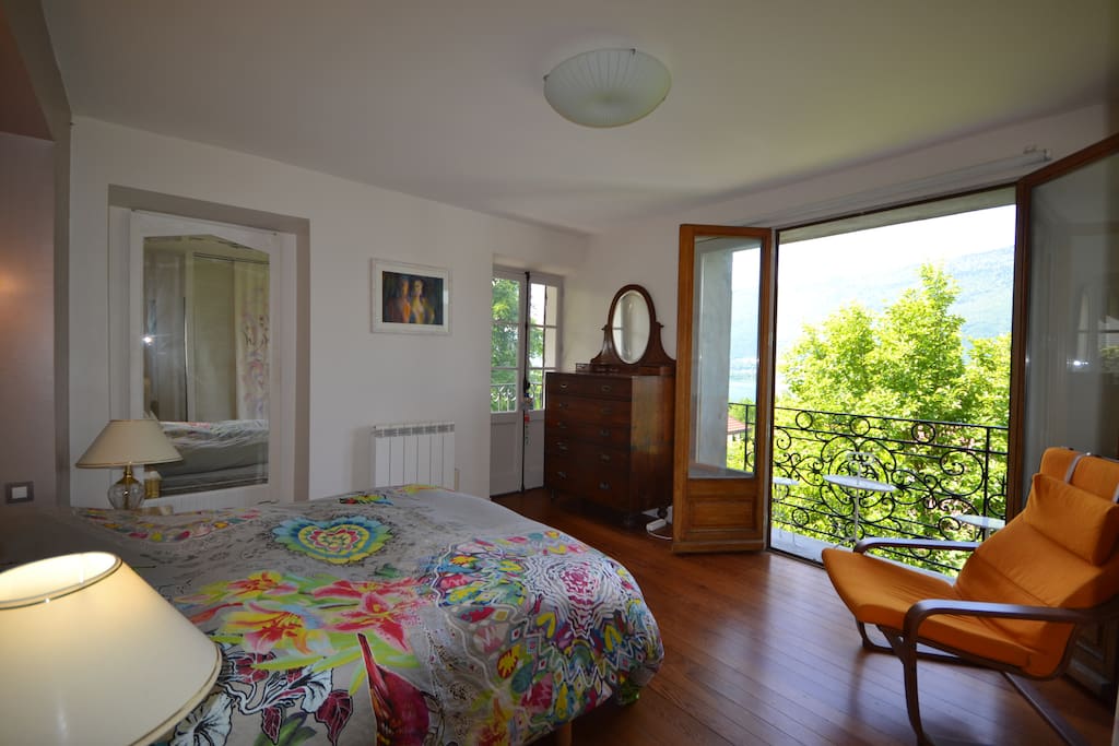 Chambre lumineuse avec de nombreux espaces de rangement et une literie très confortable. Magnifique vue sur le lac depuis le balcon.