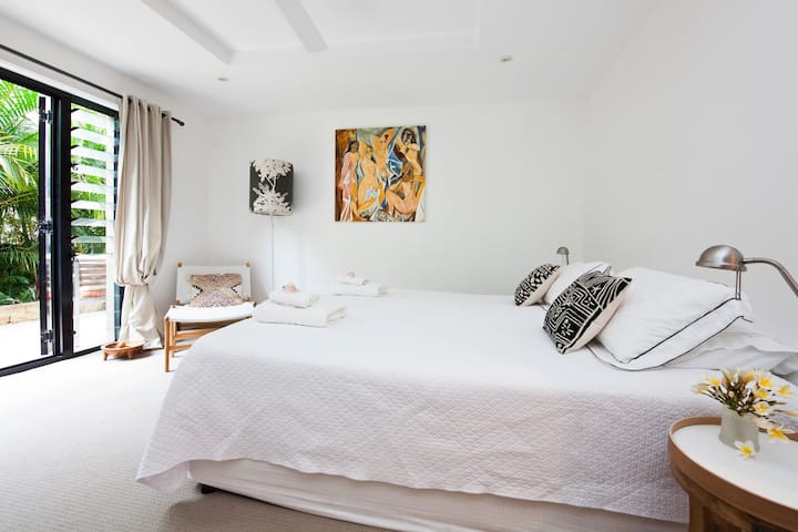 Მთავარი საძინებელი 193 × 203 სმ ზომის საწოლით