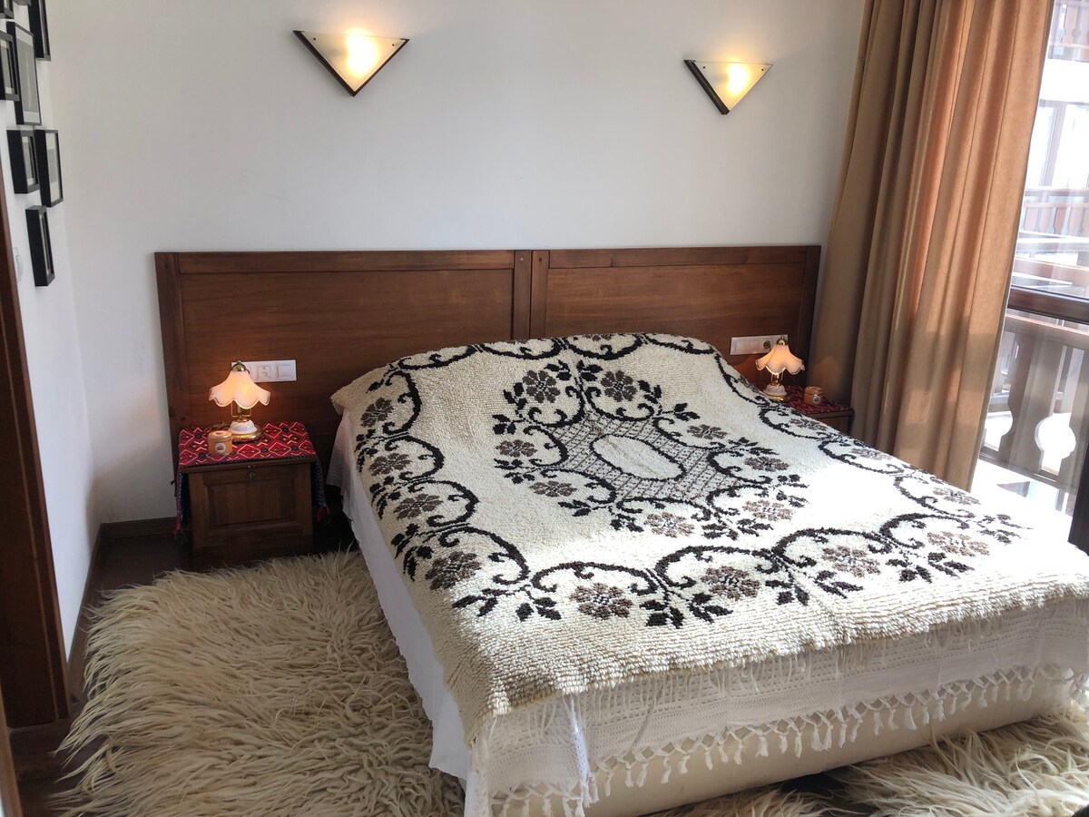 Dormitorio principal con baño privado e inodoros 