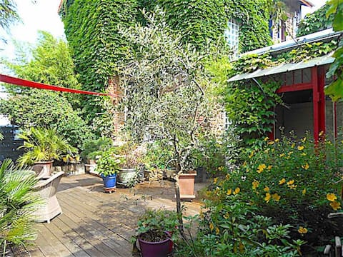 Pretty outbuilding near Paris and Disney