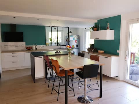 Pleasant house with wooded garden