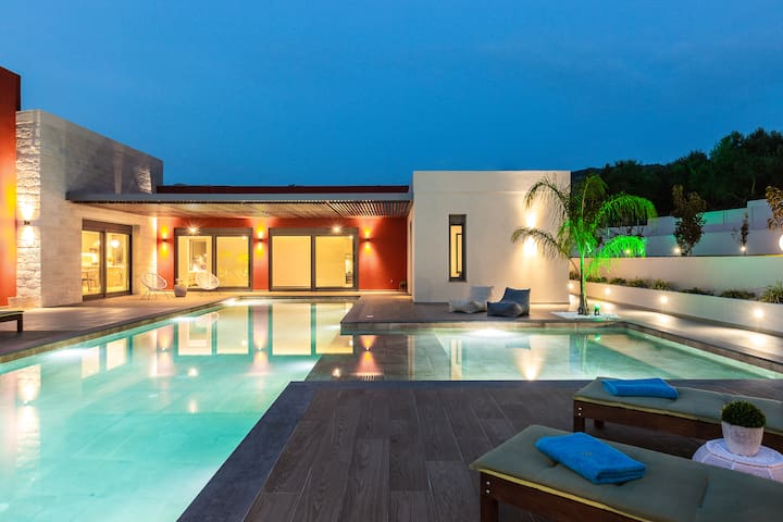 VIP Villa Aori mountain view & private heated pool