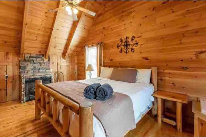 Mjeshtri në katin e sipërm ka krevat dopio "king" dhe tavane të harkuara. 