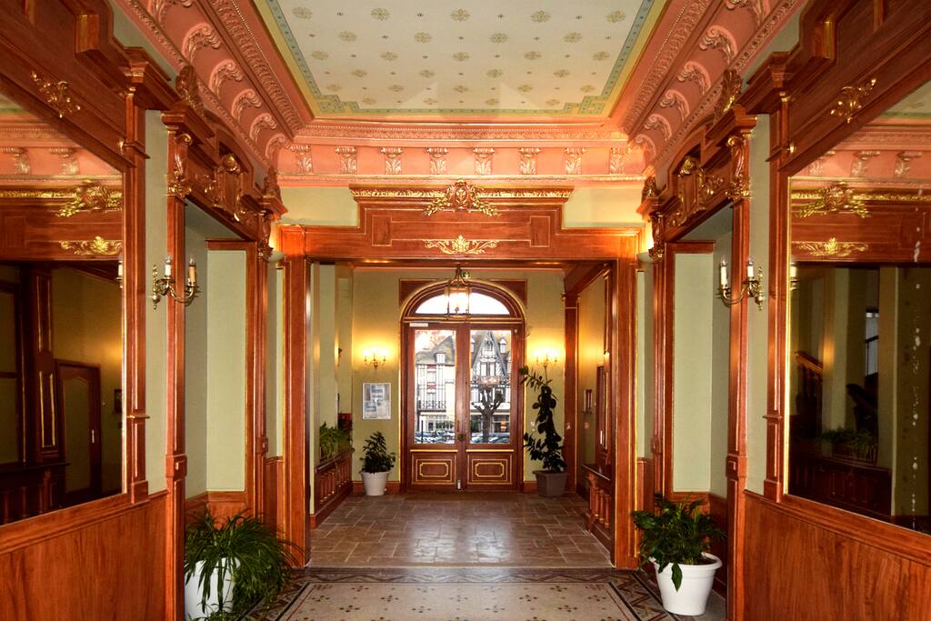 Hall d'entrée, accès depuis la plage et depuis le centre ville