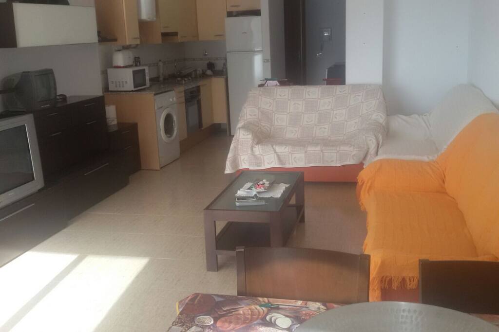 Cocina-Comedor con todo lo necesario. 3 sofás, lavadora, microondas, television pantalla plana, mesitas, mesa grande de comedor con 6 sillas en madera, frigorifico, congelador,horno, platos, cubiertos, sartenes etc incluidos. Dispone de Termo electrico.