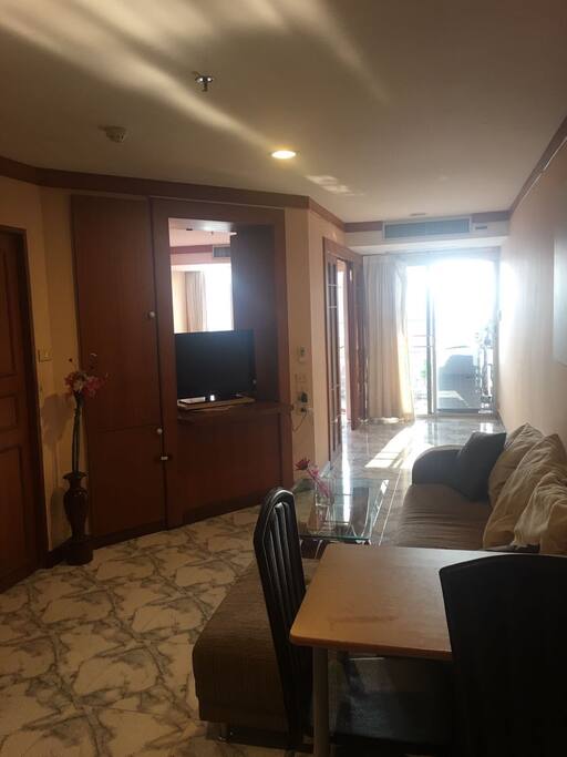 Rotatable flatscreen TV
