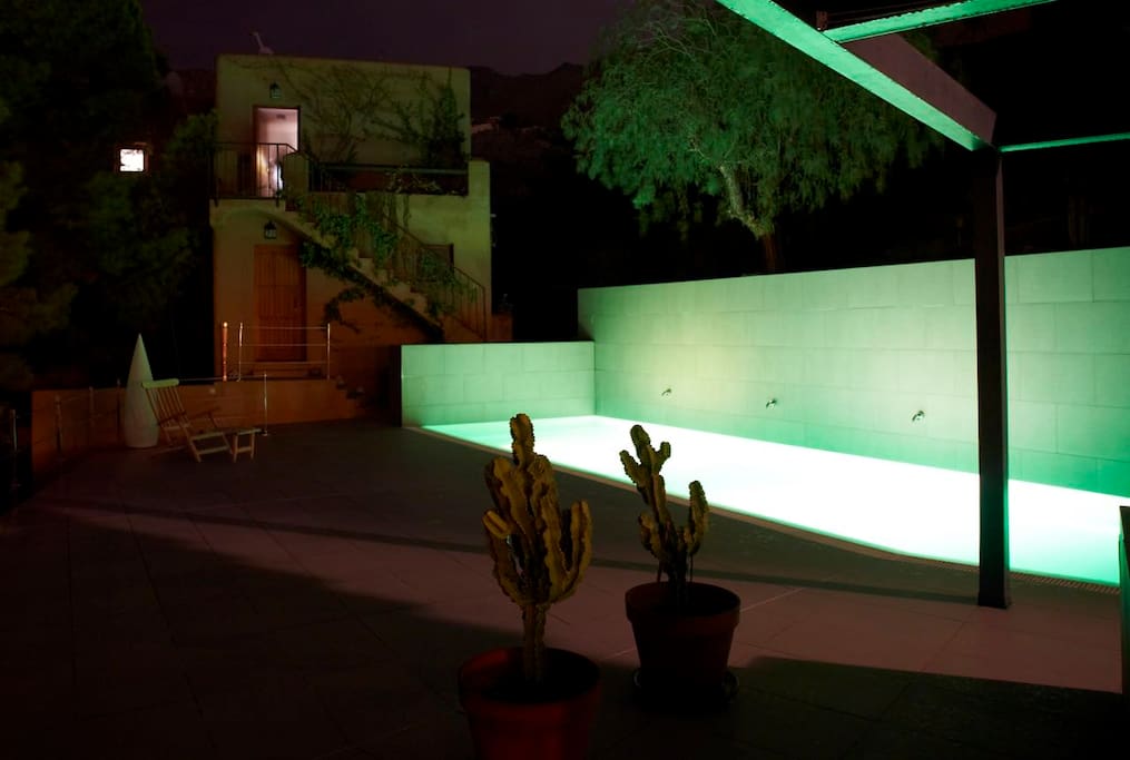 Foto piscina nocturna