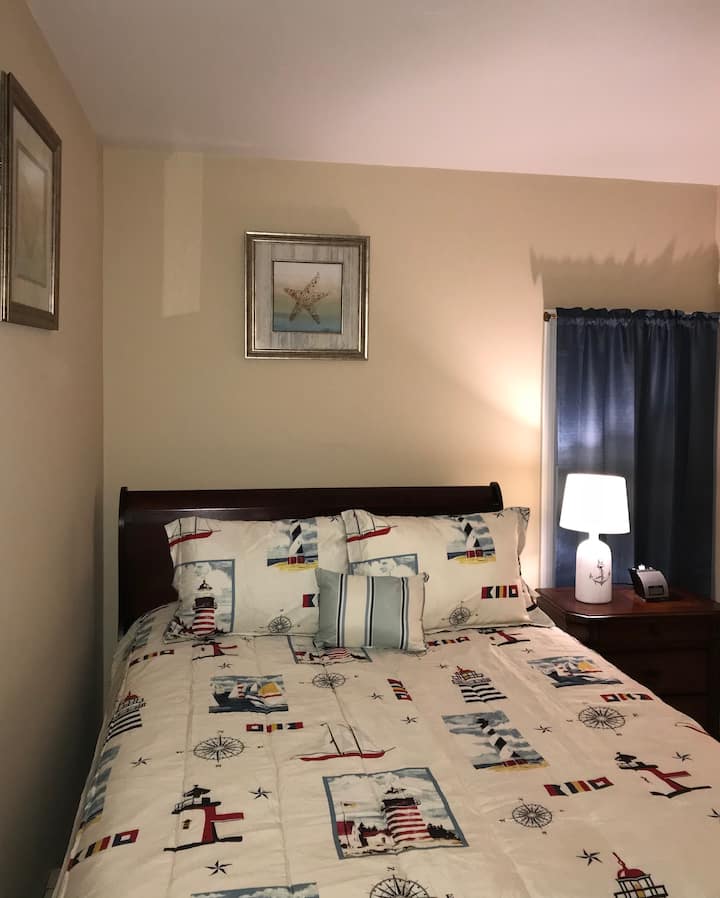 Bedroom (queen size bed)