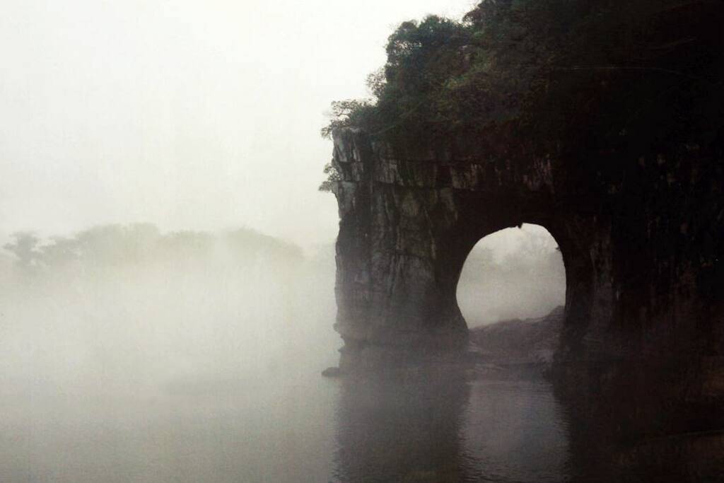 旅馆周边的风景:桂林市城市市徽——象鼻山(十分钟步行)。