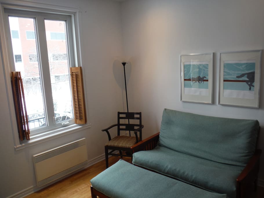 Excellent afternoon light in the living room